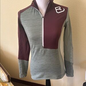 Women's Long Sleeve Two-Tone Quarter-Zip Top